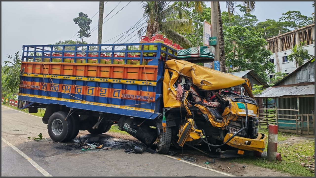 পিরোজপুরে দুই ট্রাকের মুখোমুখি সংঘর্ষে আহত ৩