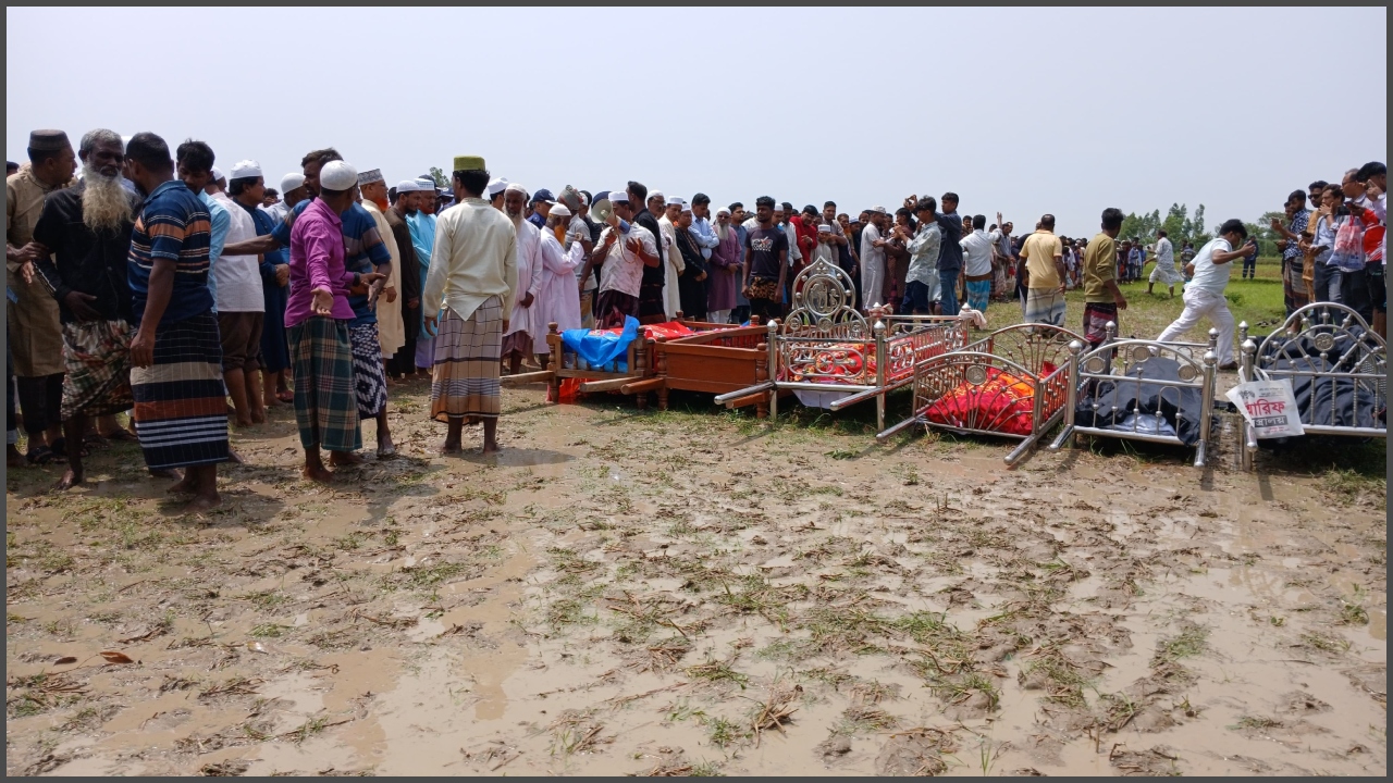 টাঙ্গাইলে সড়ক দুর্ঘটনায় নিহত নওগাঁর ৬ জনকে পাশাপাশি দাফন