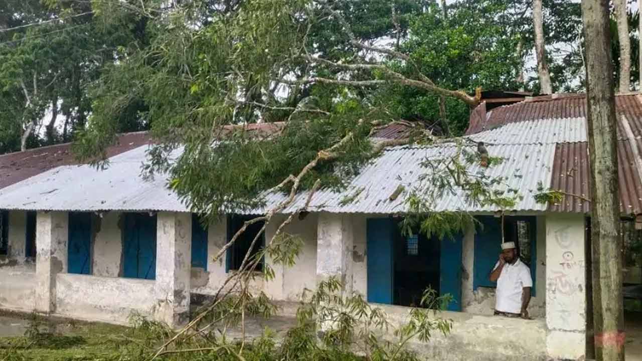 রাজাপুরে কালবৈশাখীতে বিদ্যালয়ের ২ শ্রেণিকক্ষ ক্ষতিগ্রস্ত