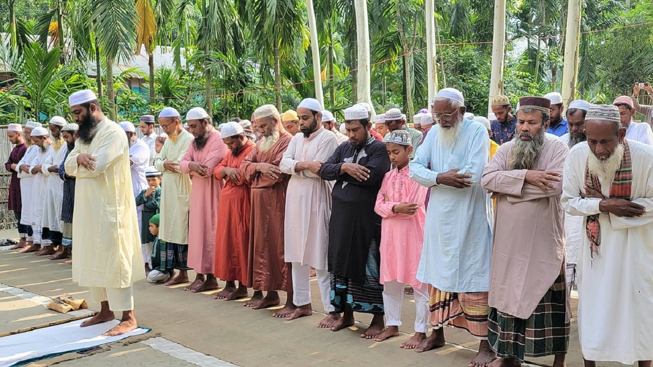 দেশের বিভিন্ন স্থানে আজ উদযাপিত হচ্ছে ঈদুল আজহা