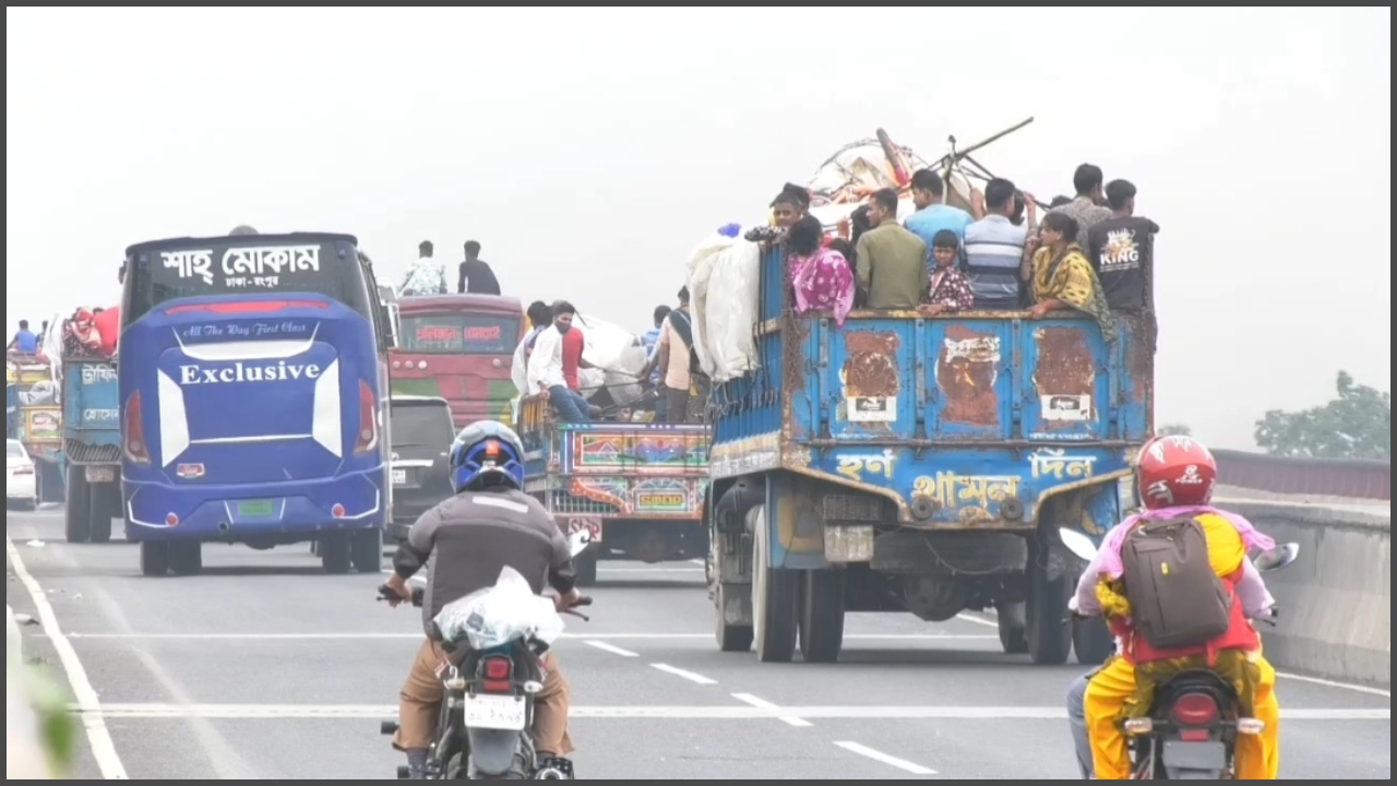 মহাসড়কে যানবাহনের চাপ, বাড়তি ভাড়ার অভিযোগ যাত্রীদের