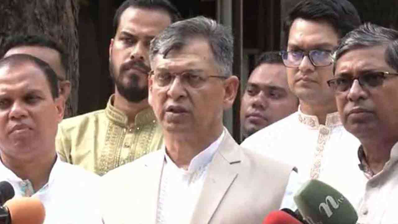 সরকার সবাইকে নিয়ে ঐক্যবদ্ধভাবে এগিয়ে যেতে চায়: স্বরাষ্ট্রমন্ত্রী