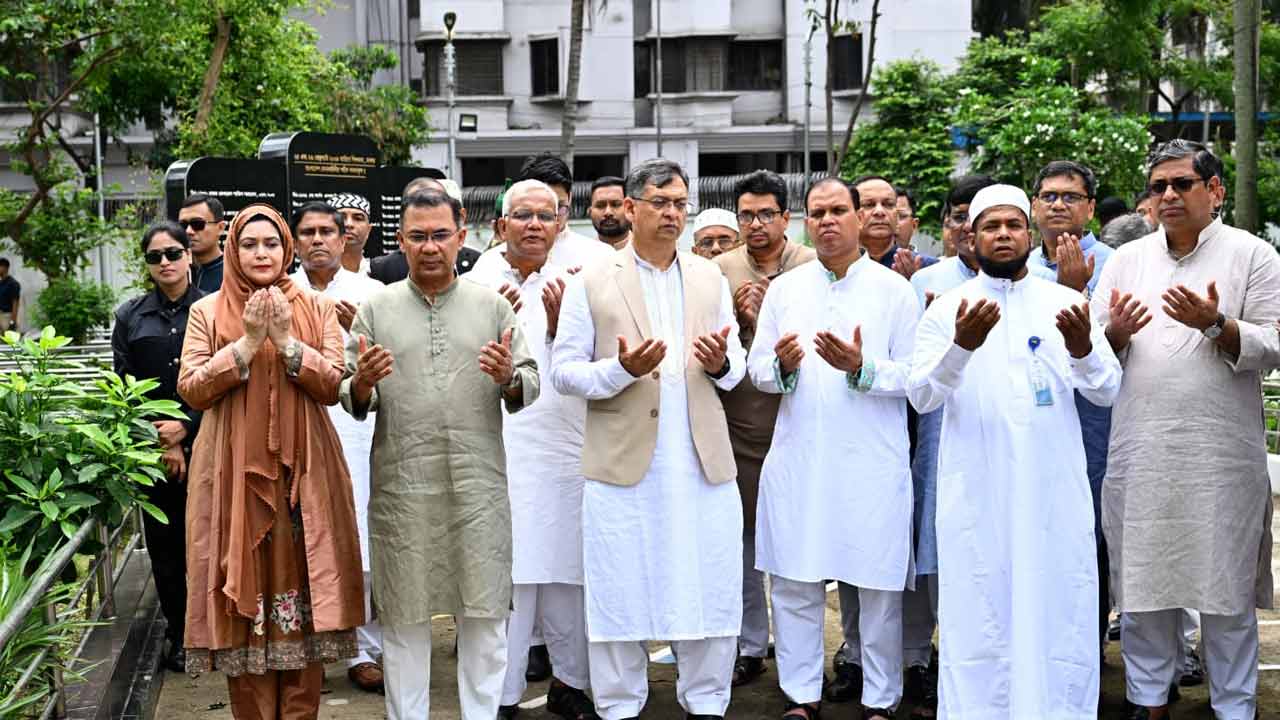 বিডিআর বিদ্রোহে নিহত সেনা কর্মকর্তাদের কবর জিয়ারত প্রধানমন্ত্রীর