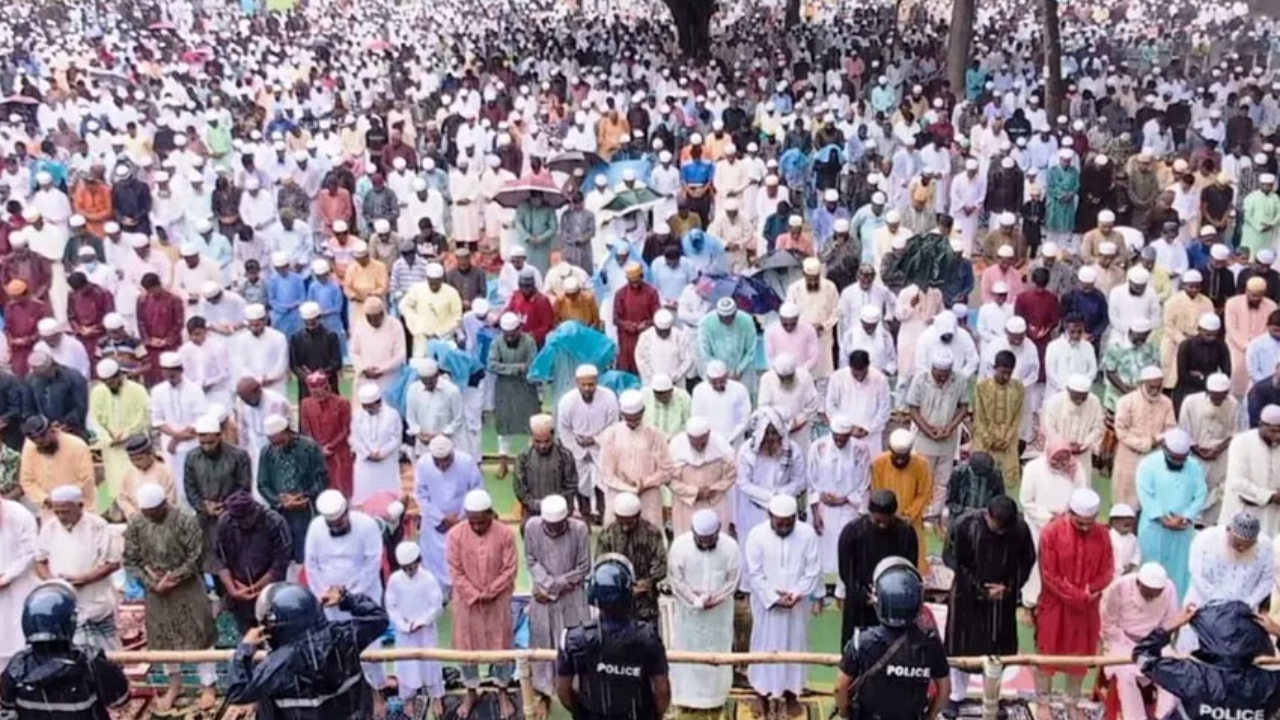 বৃষ্টি উপেক্ষা করে শোলাকিয়ায় ঈদুল আজহার জামাত