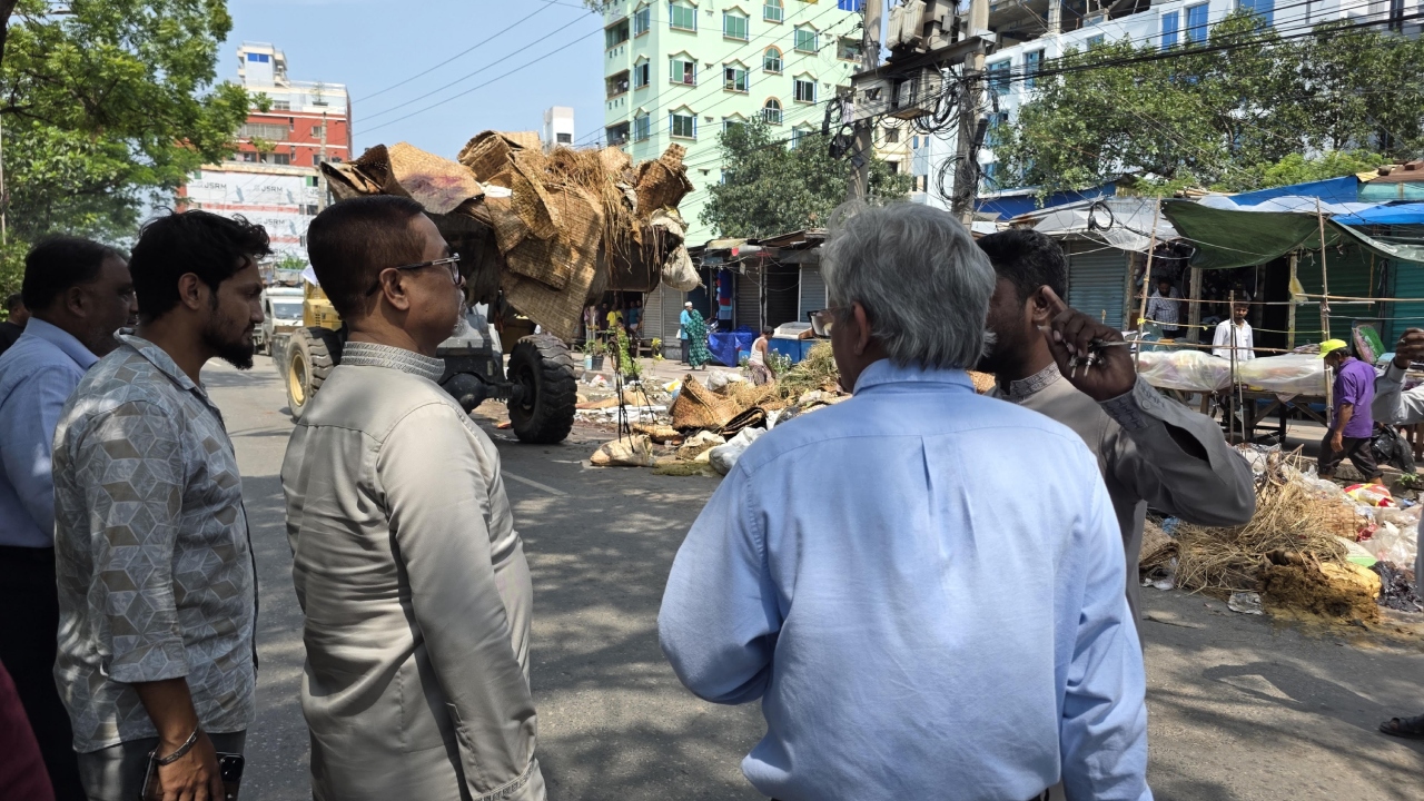 কোরবানির বর্জ্য অপসারণে ময়লাবাহী গাড়ি নিয়ে মাঠে নামলেন নারায়ণগঞ্জ সিটির প্রশাসক