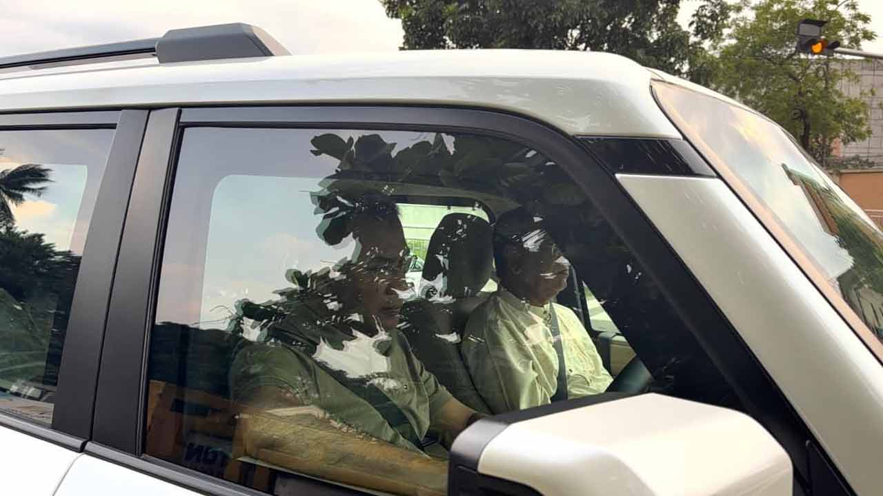 নিজেই গাড়ি চালিয়ে কোরবানির বর্জ্য অপসারণ কার্যক্রম পর্যবেক্ষণে প্রধানমন্ত্রী