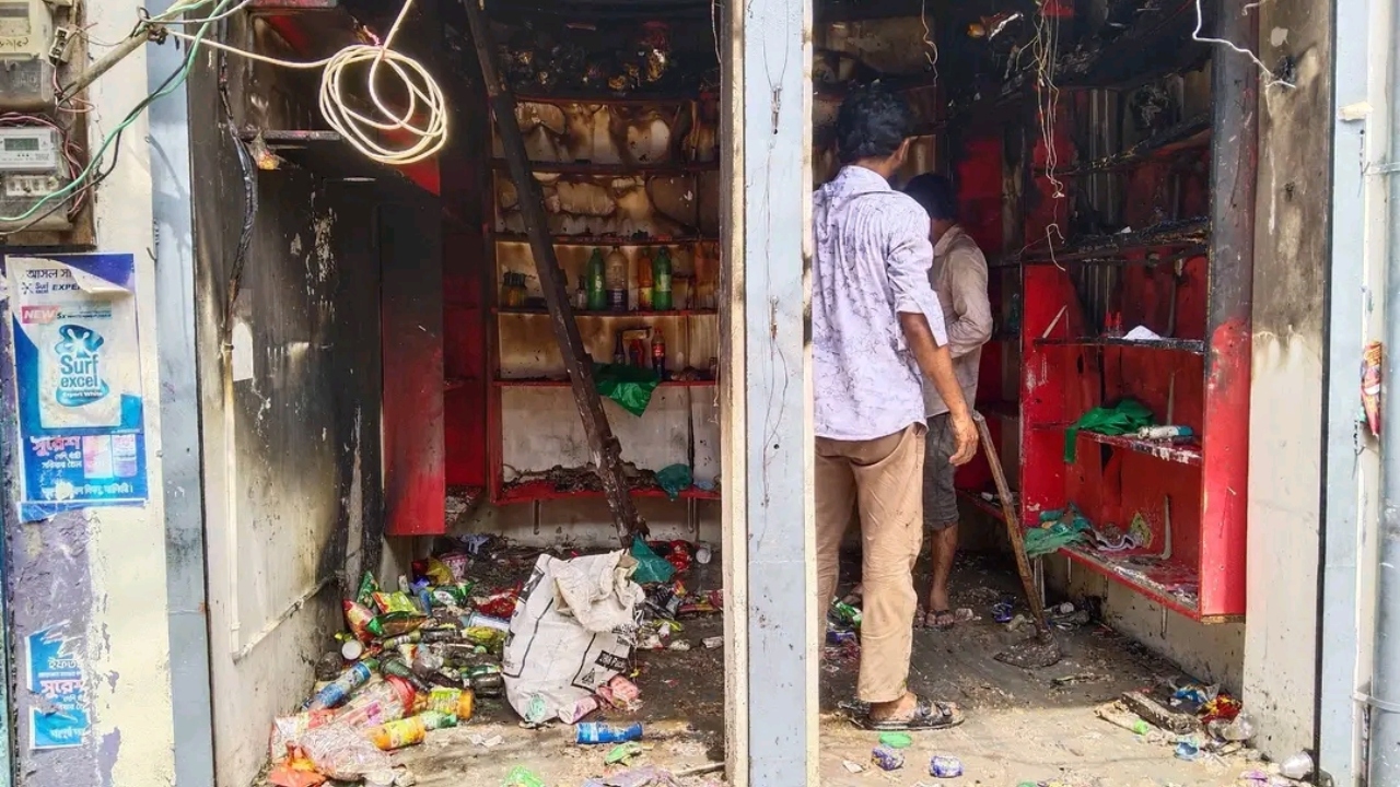 ঝালকাঠি বড় বাজারে ভয়াবহ অগ্নিকাণ্ডে মুদির দোকান পুড়ে ছাই