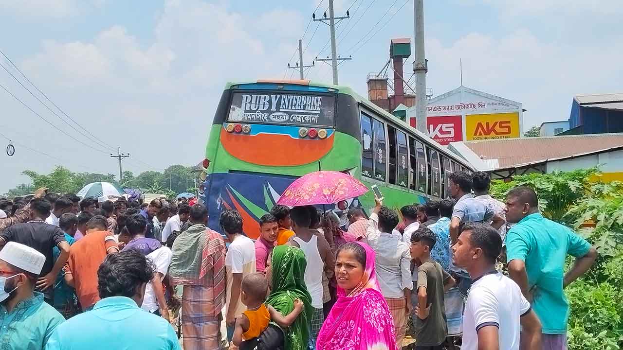 নেত্রকোনায় বাসচাপায় নিহত বেড়ে ৪