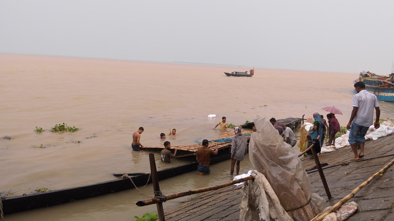 কুড়িগ্রামের চিলমারীতে আকস্মিক ঘূর্ণিঝড়-জলচ্ছ্বাসে ২৫ নৌকাডুবি