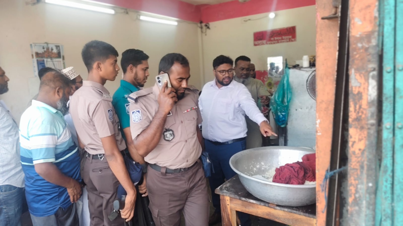 বরিশালে অস্বাস্থ্যকর পরিবেশে খাবার প্রস্তুত, চার প্রতিষ্ঠানকে জরিমানা