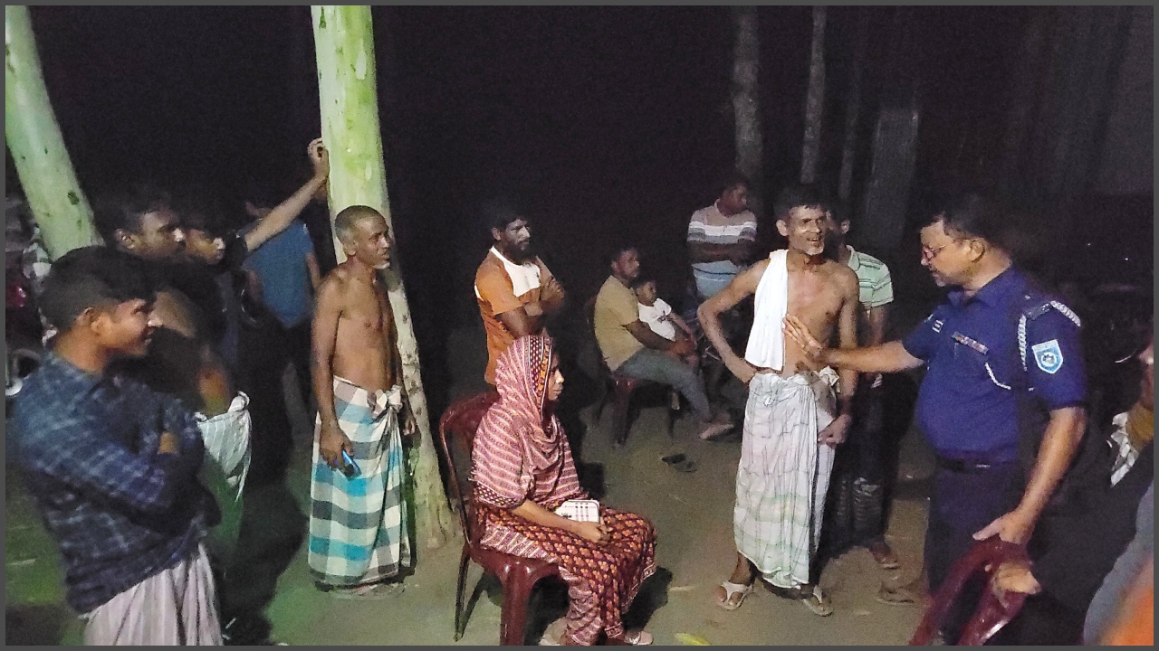 গোপনে বিয়ের পর অন্তঃসত্ত্বা স্ত্রীকে ফেলে উধাও স্বামী, বাড়িতে তালা