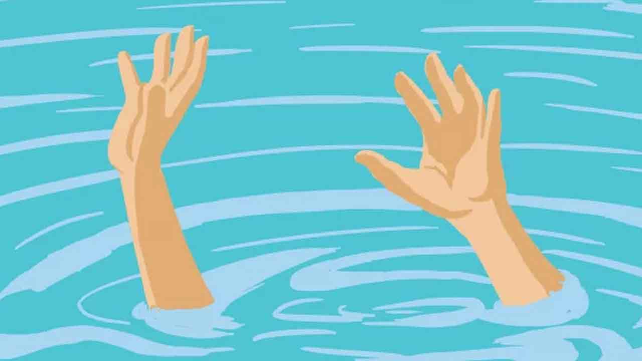 খেলার সময় বল পড়ল পুকুরে, আনতে গিয়ে প্রাণ গেল দুই ভাইয়ের