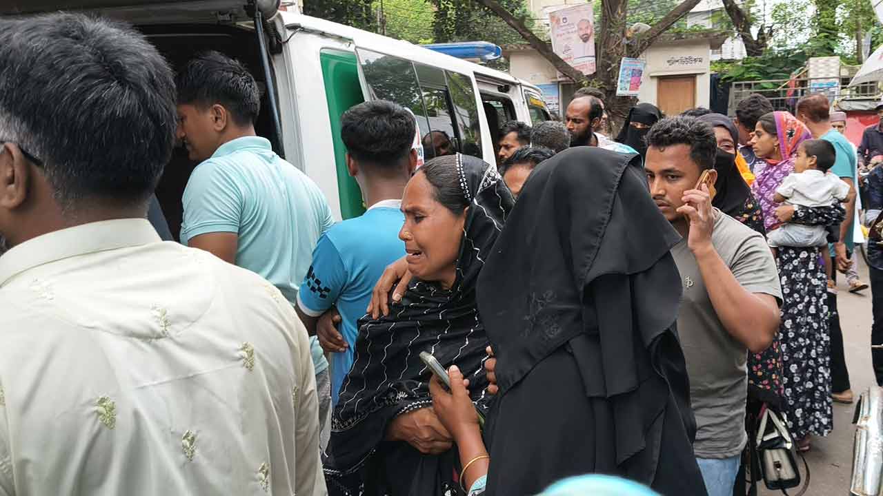 ব্রাহ্মণবাড়িয়ায় পিকআপ ভ্যানের ধাক্কায় মা-ছেলেসহ ৩ জন নিহত