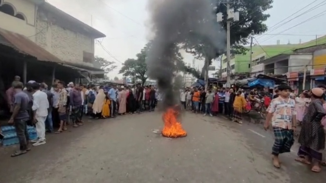 মাদারীপুরে বাসের চাপায় শিশুর মৃত্যু, মহাসড়ক অবরোধ