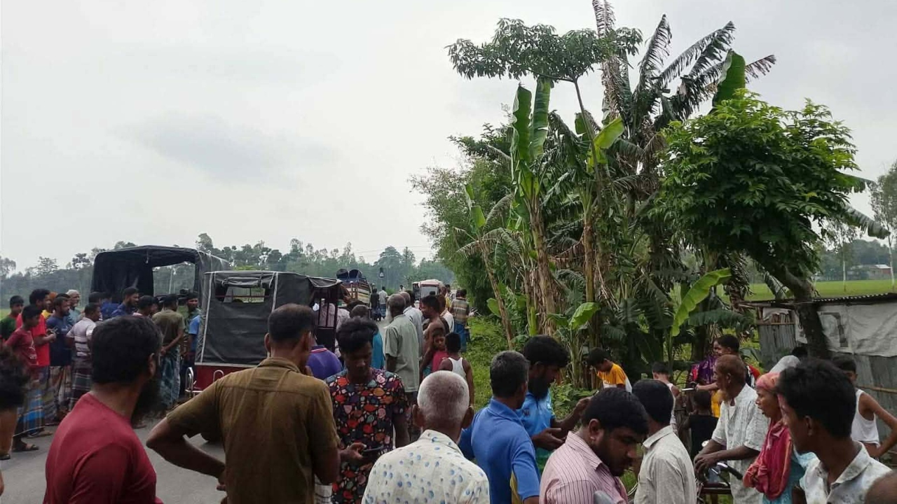 কুড়িগ্রামে সড়ক দুর্ঘটনায় বাবা-ছেলের মৃত্যু