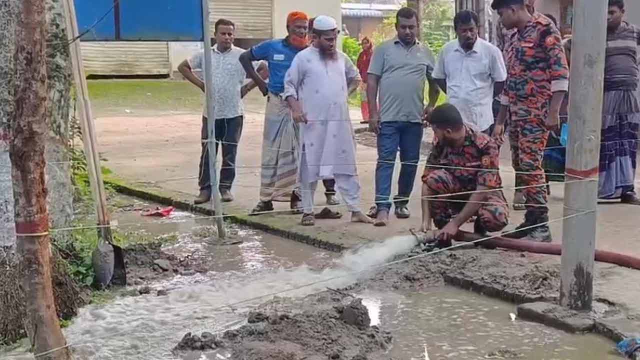 শরীয়তপুরে ৫০ ফুট এলাকাজুড়ে মাটি স্পর্শ করলেই তাপ, খোঁড়ার পর দেখা মিলল ধোঁয়ার
