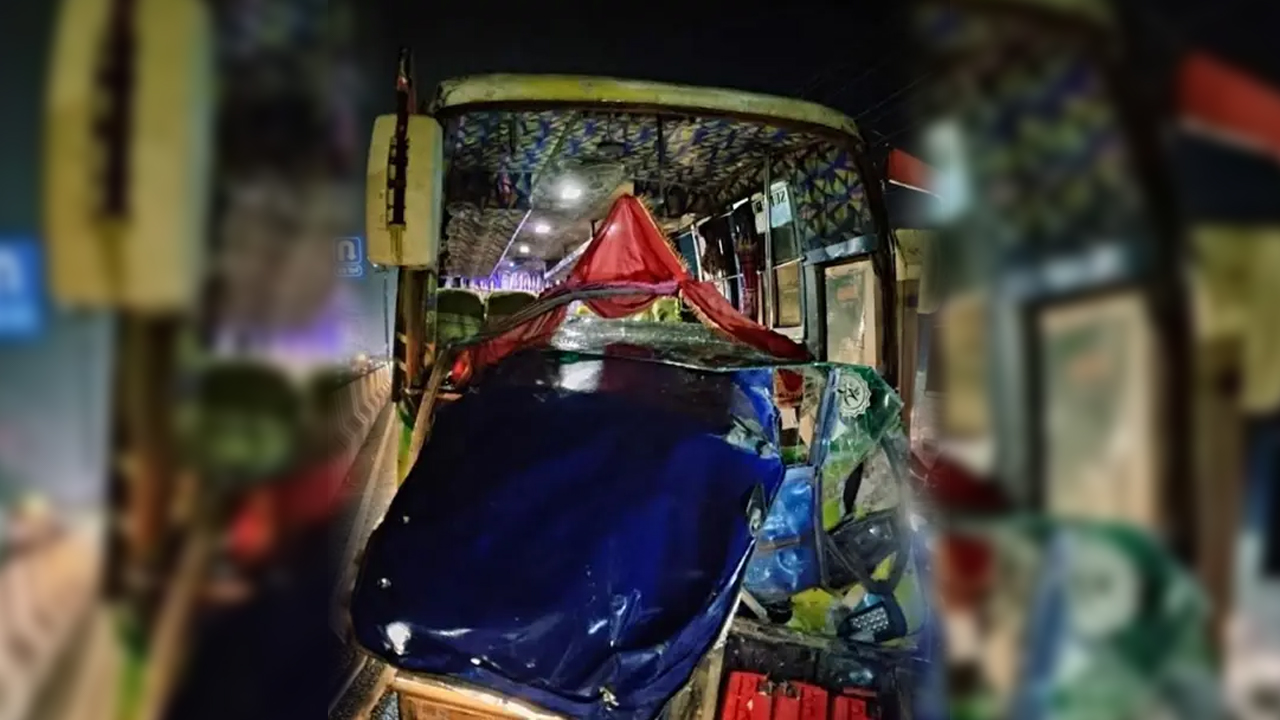 কুমিল্লায় অটোরিকশায় যাত্রীবাহী বাসের ধাক্কা, প্রাণ গেলো ৩ জনের