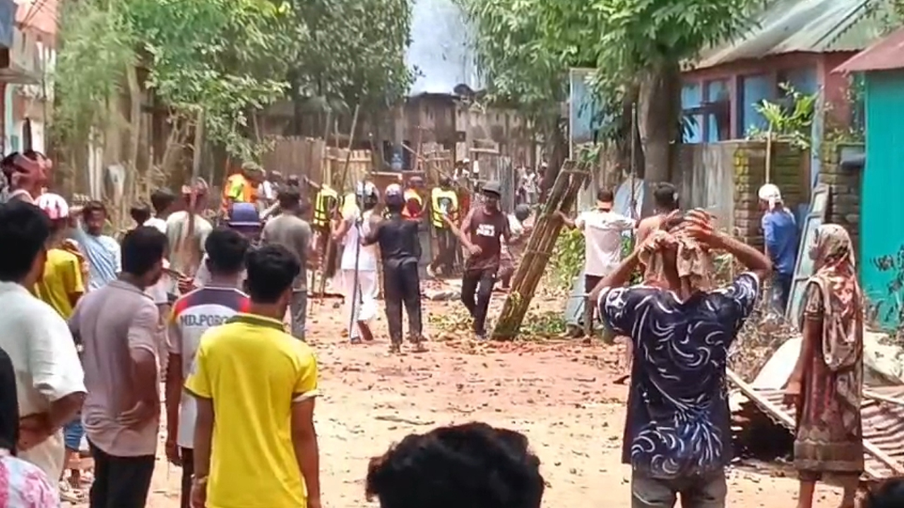জায়গা নিয়ে বিরোধ নিয়ে সংঘর্ষে আহত ২০, বাড়িঘর ভাঙচুর