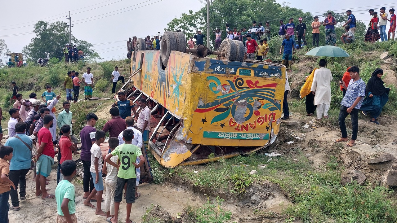 ব্রাহ্মণবাড়িয়ায় নিয়ন্ত্রণ হারিয়ে খাদে বাস, প্রাণ গেলো ৪ জনের
