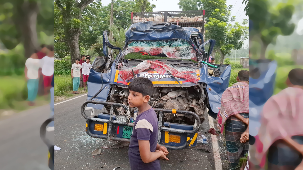 দাঁড়িয়ে থাকা ট্রাকে পিকআপ ভ্যানের ধাক্কায় নিহত ৪