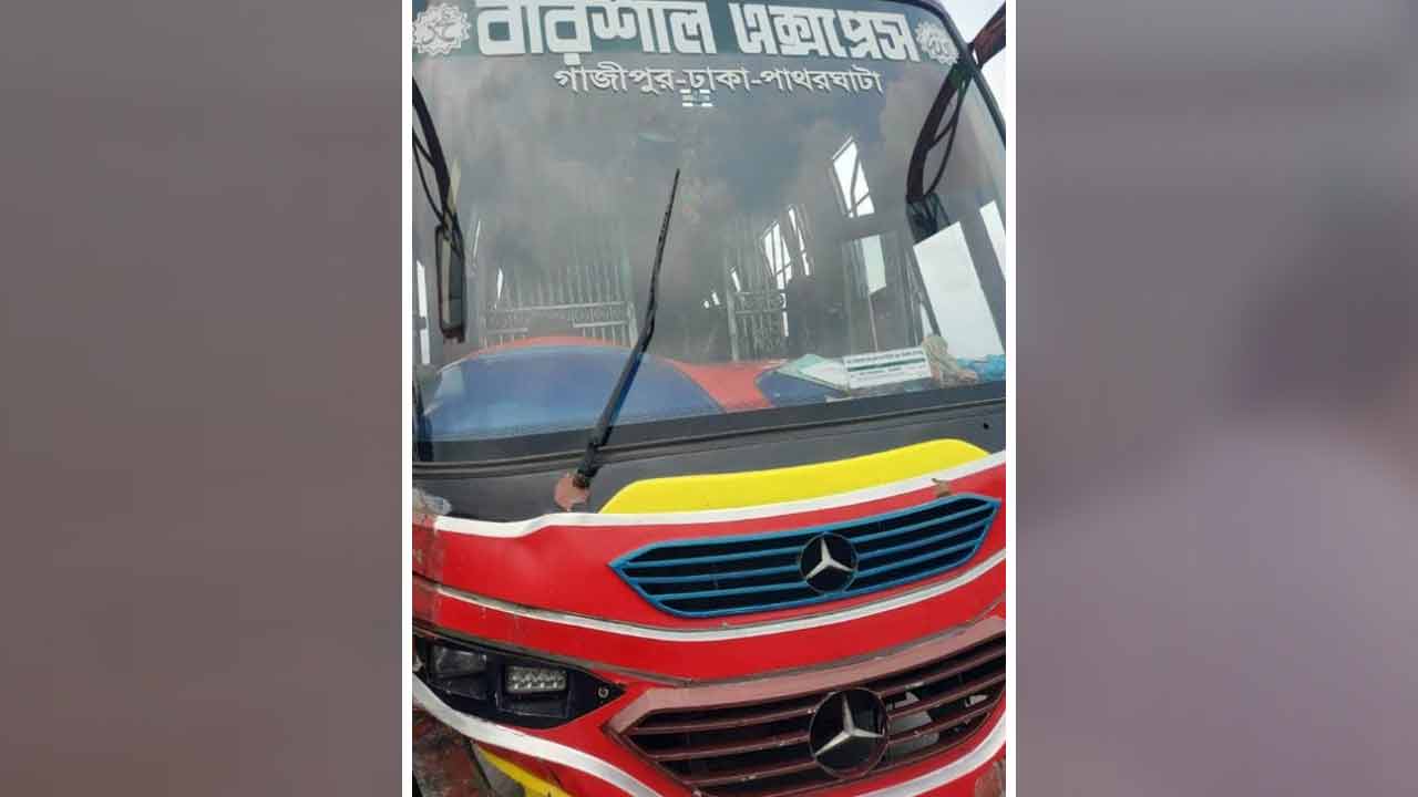 বরিশালে বাস ও মাহিন্দ্রার মুখোমুখি সংঘর্ষে নারী নিহত