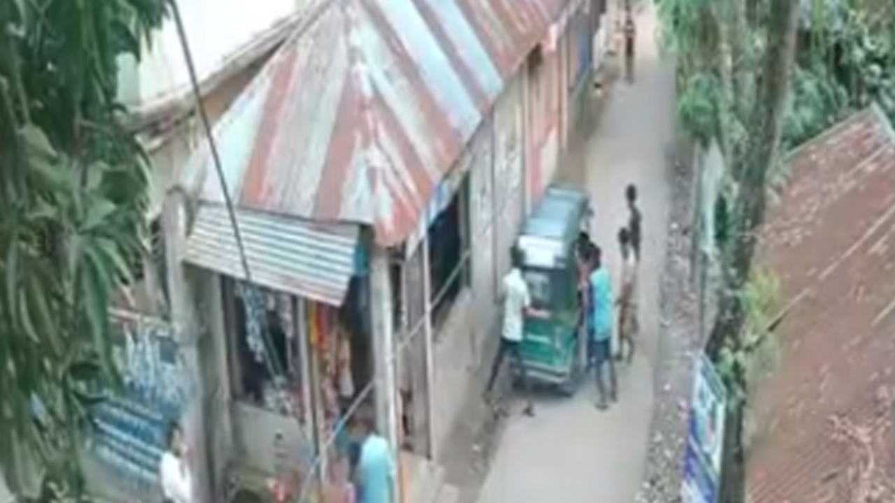 নোয়াখালীতে প্রকাশ্যে যুবককে গুলি