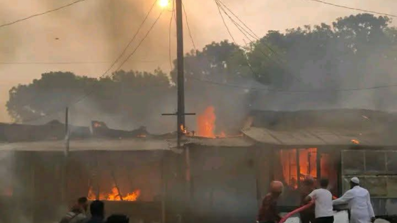 সিরাজগঞ্জে বাজারে অগ্নিকাণ্ডে ৭ দোকান পুড়ে প্রায় ৪০ লাখ টাকার ক্ষতি