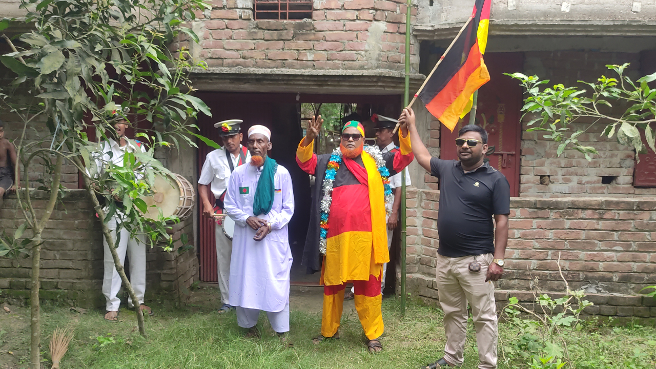 এবার সাড়ে সাত কিলোমিটার জার্মান পতাকা তৈরি করলেন মাগুরার আমজাদ