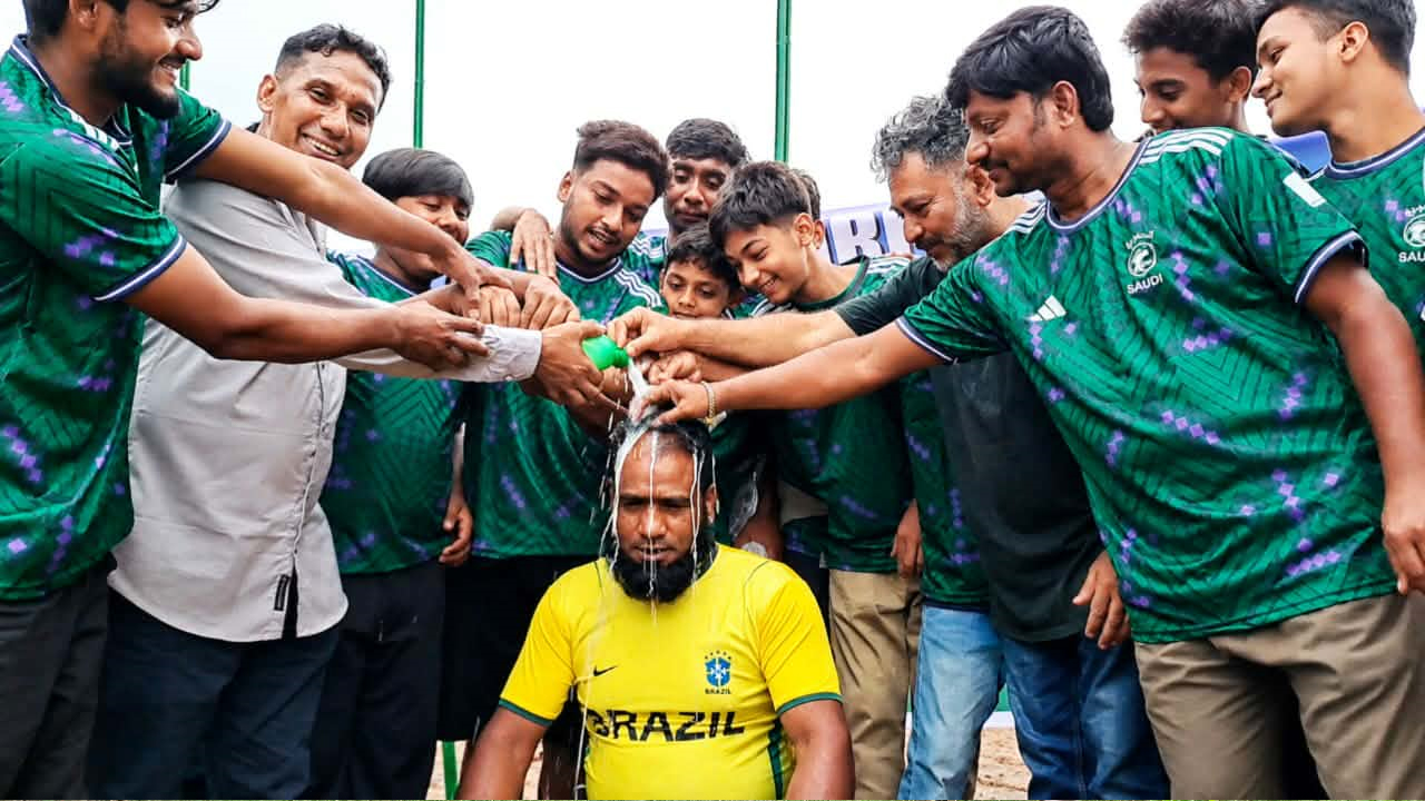 দুধ দিয়ে গোসল করে ব্রাজিলের সমর্থন ছেড়ে সৌদি আরবের সমর্থক হলেন মিন্টু