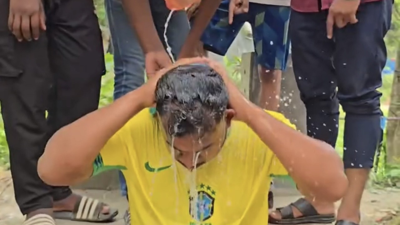 ব্রাজিল সমর্থক দুধ দিয়ে গোসল করে আর্জেন্টিনায় যোগ দিলেন
