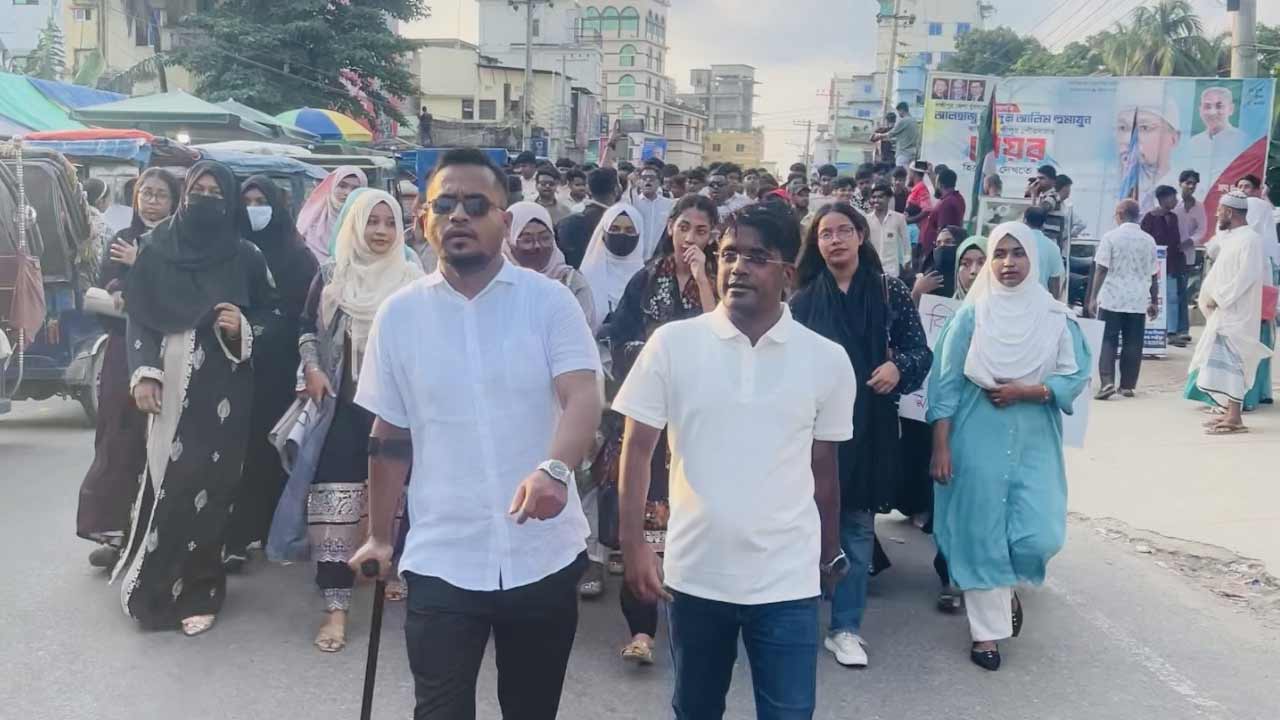 প্রধানমন্ত্রীকে শুভেচ্ছা জানিয়ে লক্ষ্মীপুরে ছাত্রদলের আনন্দ মিছিল