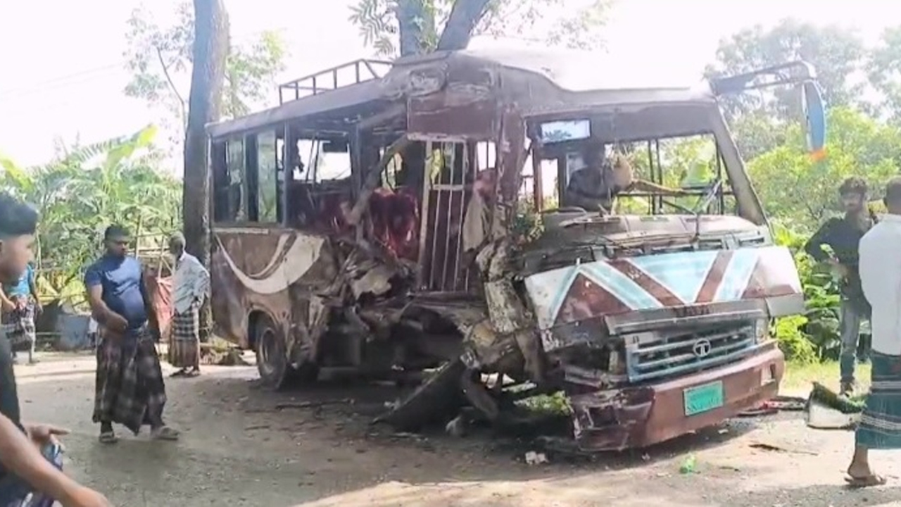 মাদারীপুরে দুই বাসের মুখোমুখি সংঘর্ষে আহত ২০