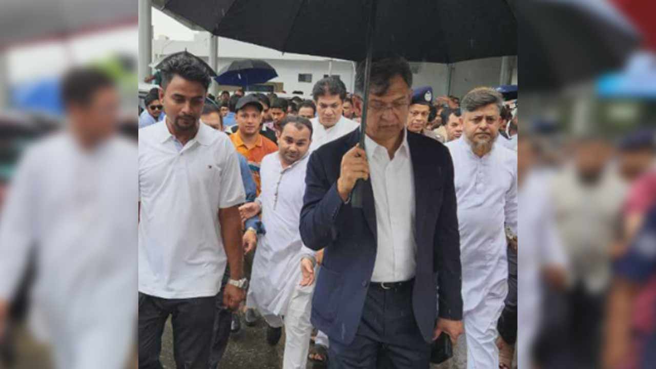 প্রধানমন্ত্রীকে স্বাগত জানাতে কক্সবাজার বিমানবন্দরে স্বরাষ্ট্রমন্ত্রী