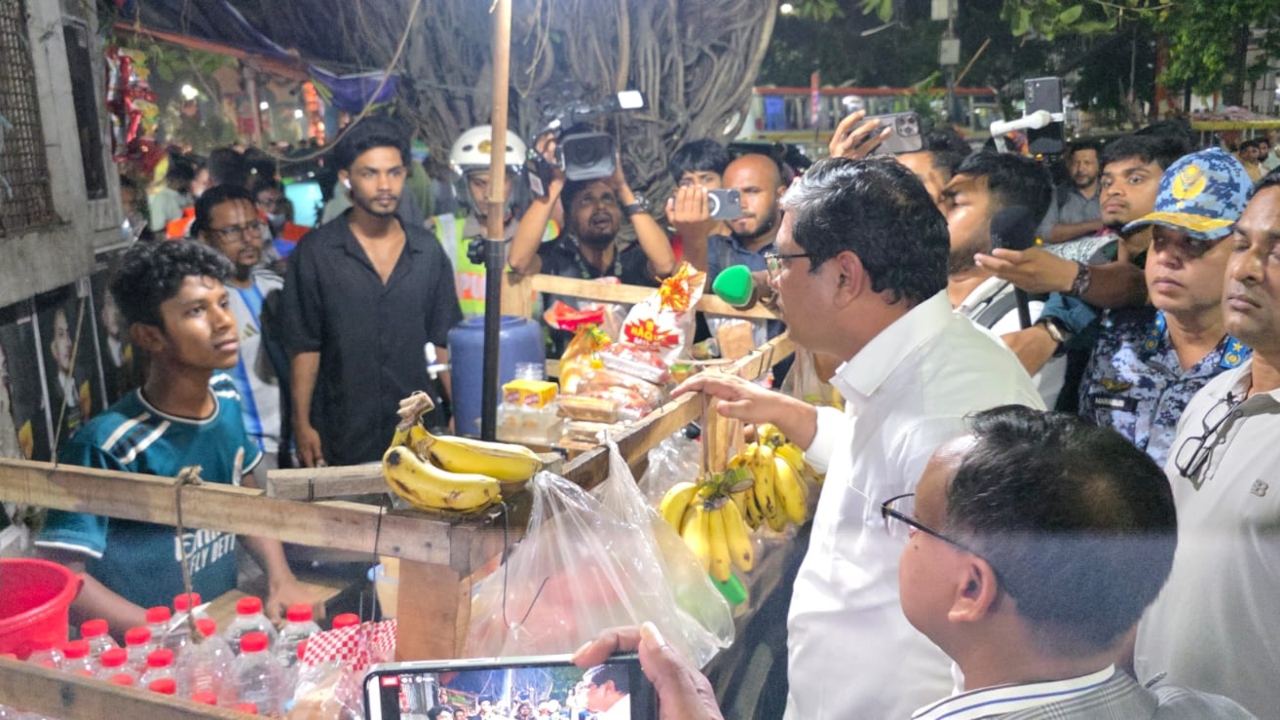 সংসদ শেষে শাহবাগে প্রতিমন্ত্রীর ঝটিকা অভিযান, বর্জ্য ফেলায় ১০ ব্যবসায়ীকে জরিমানা
