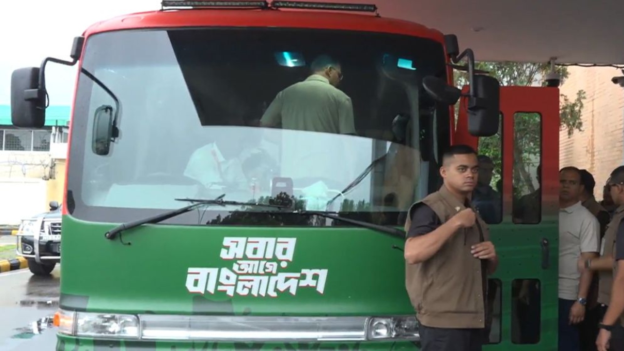 সিলেট পৌঁছে সড়কপথে মৌলভীবাজারের পথে প্রধানমন্ত্রী