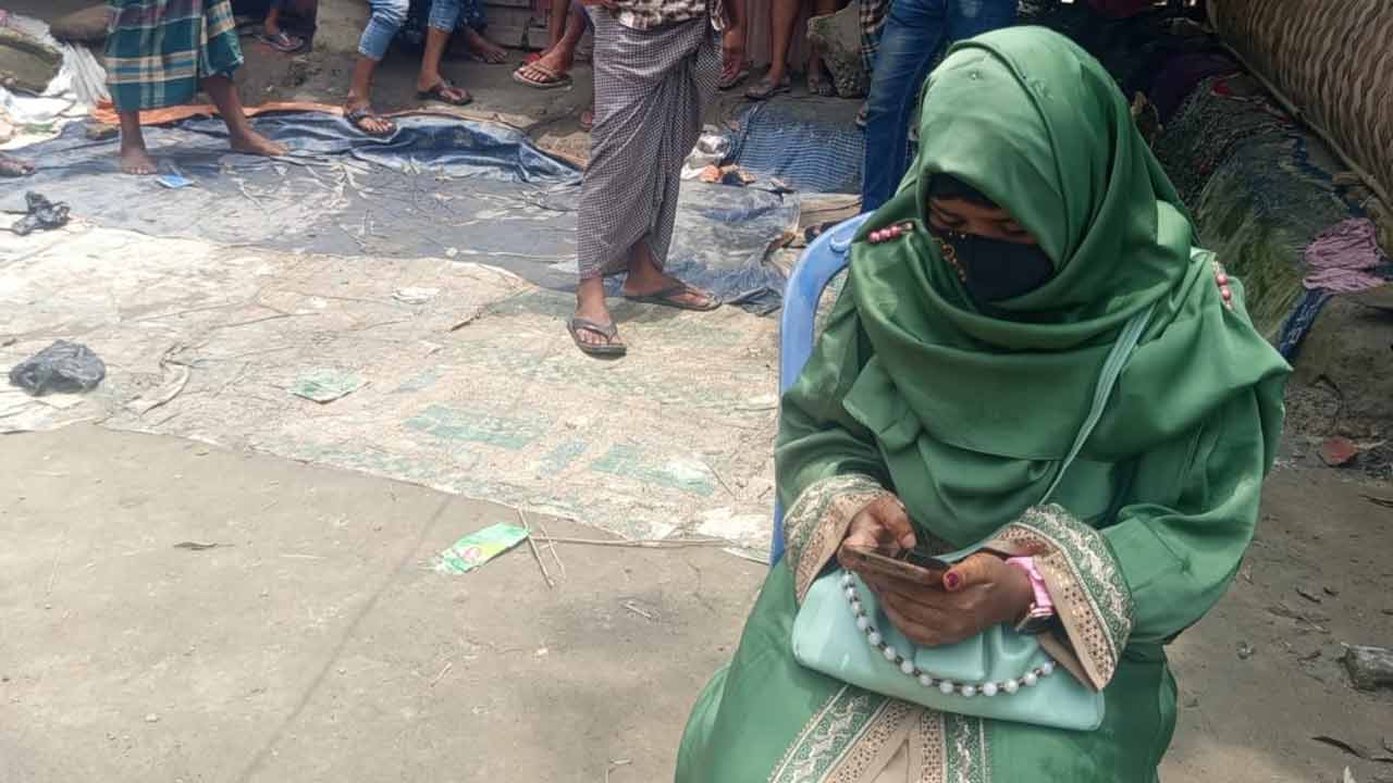 ফেনীতে বিয়ের দাবিতে প্রবাসীর বাড়িতে তরুণীর অবস্থান