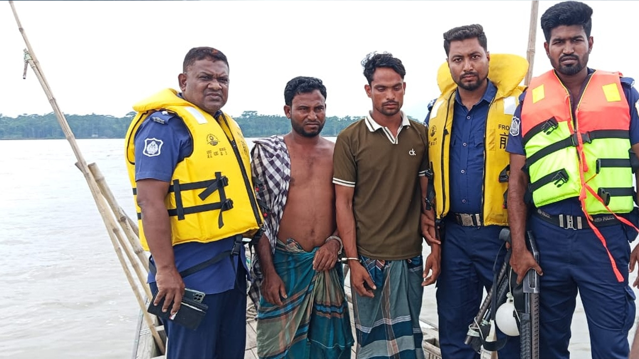 নৌযানে চাঁদাবাজি, হাতেনাতে আটক ২