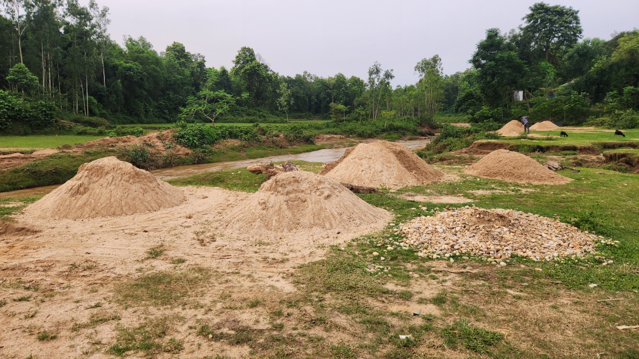 অভিযান চললেও গারো পাহাড়ে থামছে না অবৈধ বালু উত্তোলন