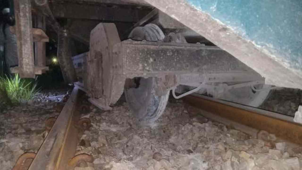 চট্টগ্রামের সঙ্গে সারা দেশের রেল যোগাযোগ বন্ধ