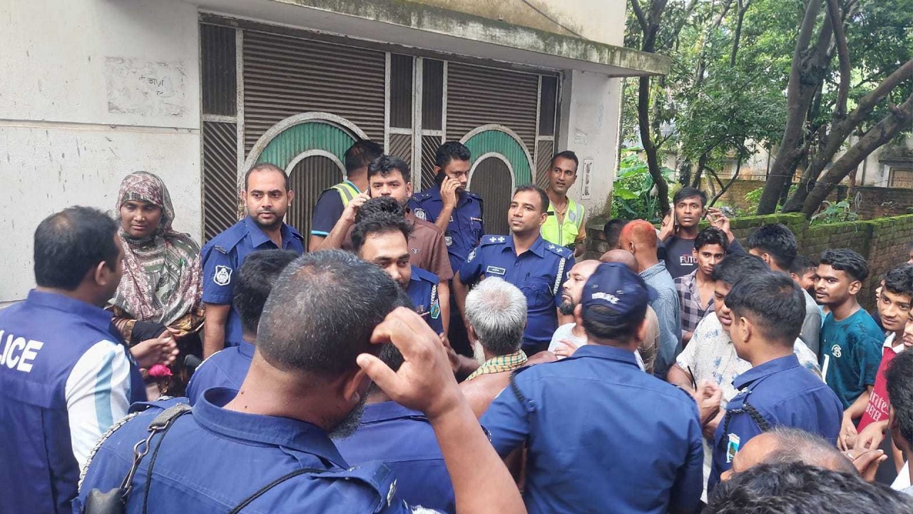 বগুড়ায় শিশুকে ধর্ষণ চেষ্টার অভিযোগে মাদ্রাসাশিক্ষককে গণপিটুনি