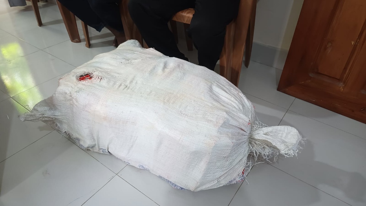 কুড়িগ্রামে আটক ২ বস্তা কিটক্যাট চকলেট ছিনিয়ে নেওয়ার অভিযোগ