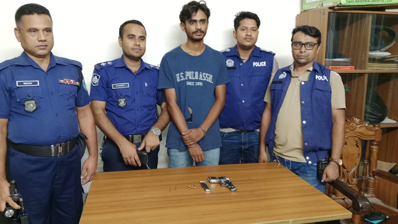 কুষ্টিয়ার দৌলতপুরে অস্ত্র ও গুলিসহ যুবক আটক&lrm;