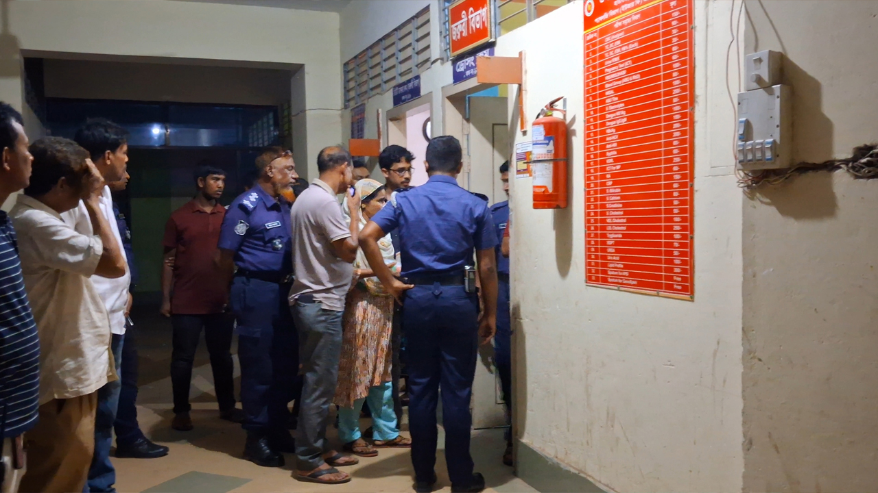 মাদক ব্যবসায়ীদের হামলায় হাতীবান্ধায় ২ পুলিশ কর্মকর্তা আহত