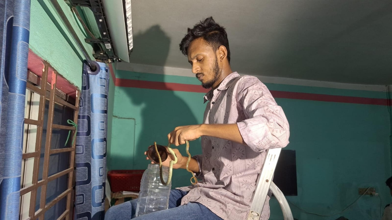 বরিশালে সাবেক ইউপি সদস্যের বাড়ির এসির ভেতর থেকে সাপ উদ্ধার
