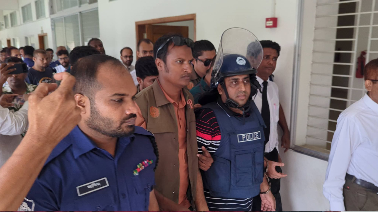 অফিস পোড়ানো মামলায় ঝালকাঠিতে যুবলীগের আহ্বায়কসহ চারজন কারাগারে