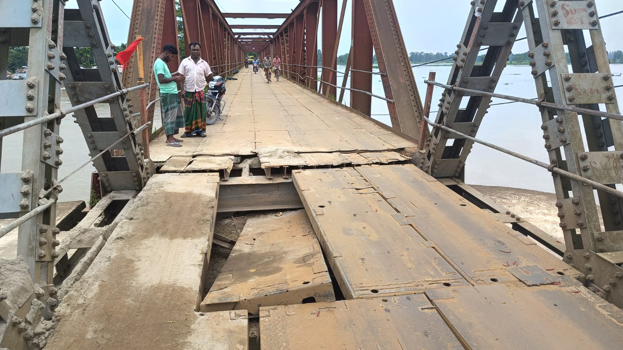 ১৪০ বছরের পুরনো সেতুর পাটাতন ভেঙে যান চলাচল বন্ধ, ভোগান্তি চরমে