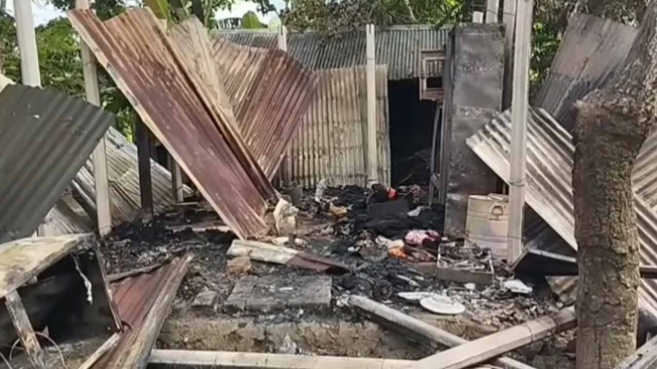 পাবনায় স্কুলছাত্রীকে ধর্ষণের অভিযোগে আসামিদের বাড়িতে ভাঙচুর-আগুন