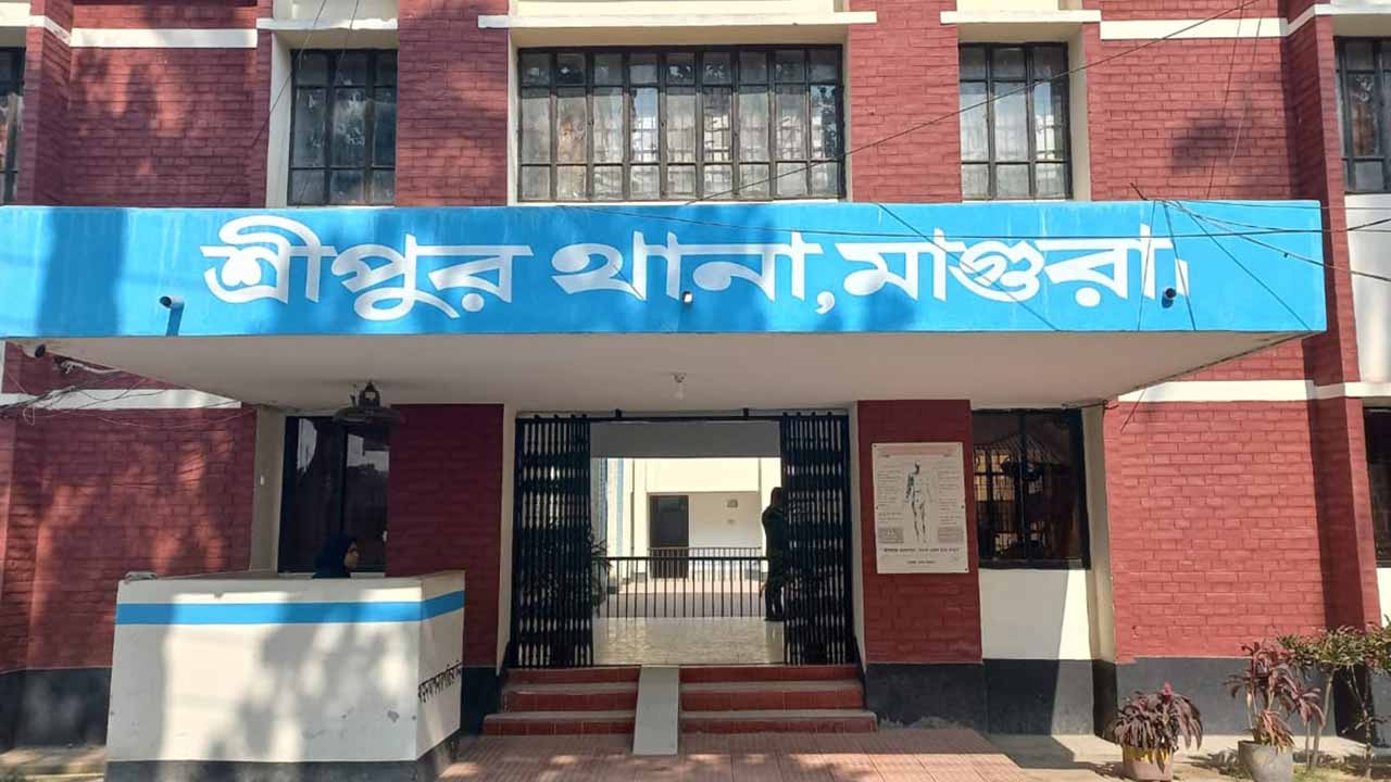 মাগুরায় অস্ত্রের মুখে পরিবারকে জিম্মি করে স্বর্ণালংকার ও টাকা লুট