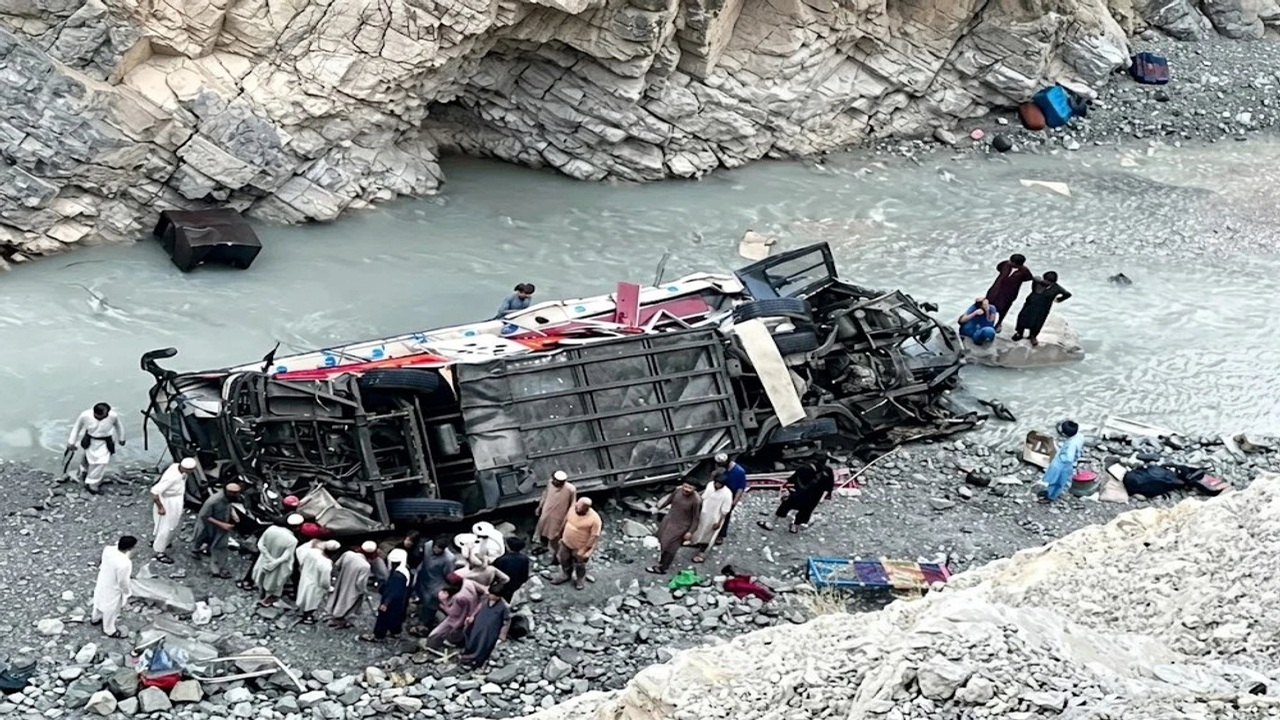 পাকিস্তানে ভয়াবহ সড়ক দুর্ঘটনা, নিহত ৪০