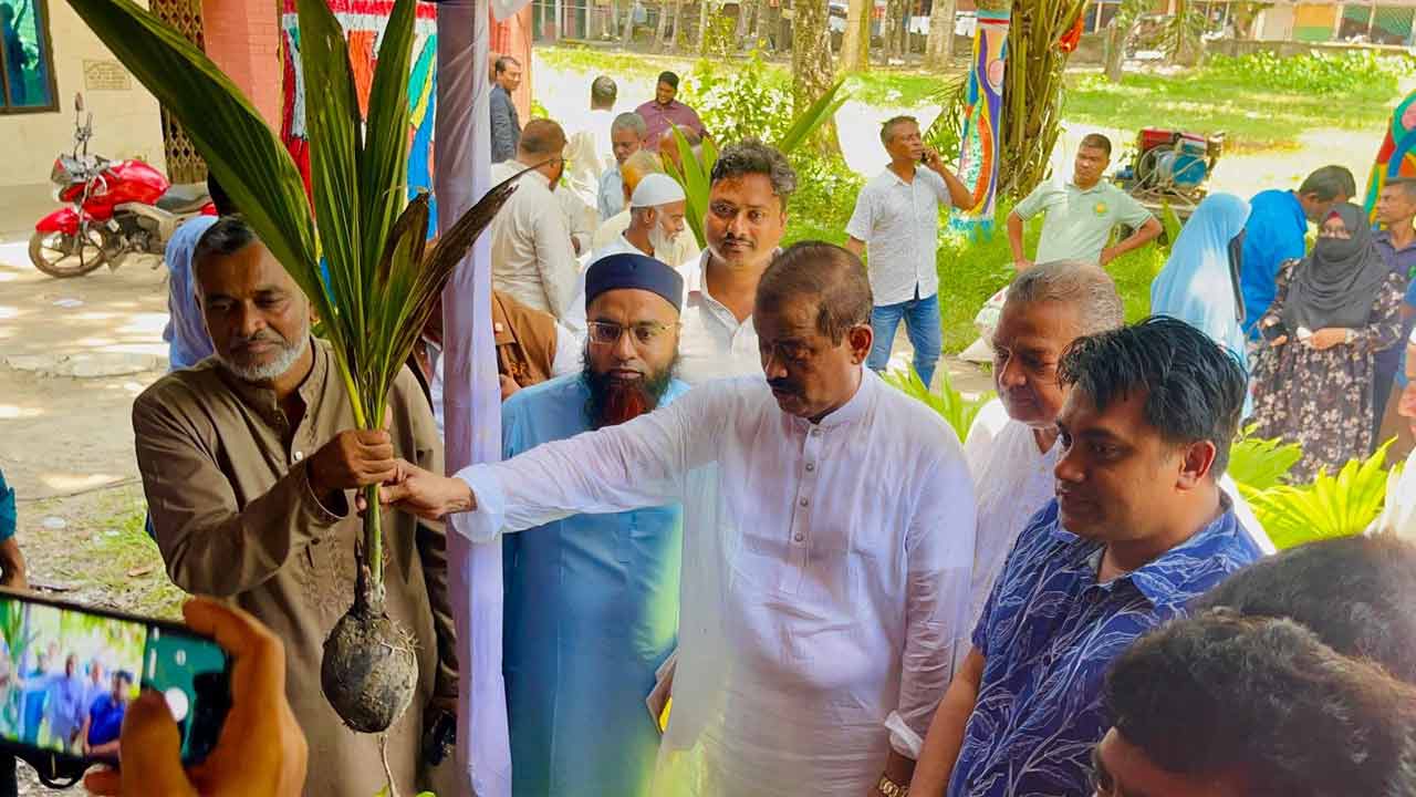 রায়পুরে প্রায় ৭ হাজার কৃষকের মাঝে বিনামূল্যে কৃষি প্রণোদনার উপকরণ বিতরণ